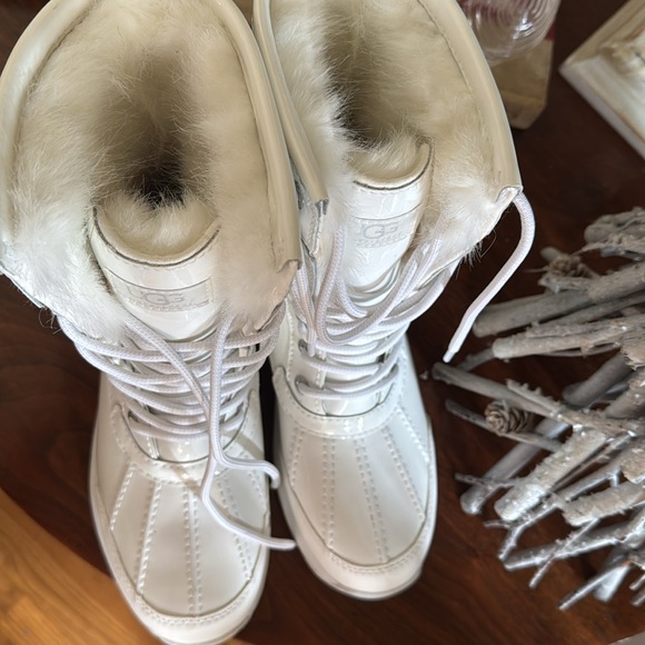 UGG, white lace up waterproof boots - Picture 3 of 5